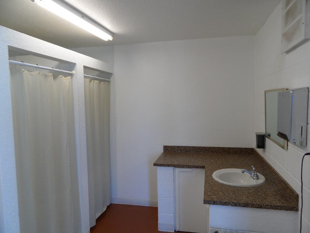 帕朗露营车停车场与小屋露营酒店 帕伦普 外观 照片